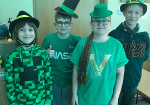 Uczniowie klasy czwartej B ubrani na zielono w Dniu Św. Patryka.